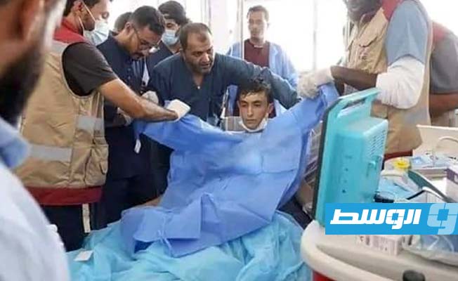 أحد الشابين بعد إخراجه من تحت الانقاض ونقله لتلقي العلاج بمستشفى ميداني في درنة، الخميس 14 سبتمبر 2023. (مركز طب الطوارئ والدعم)