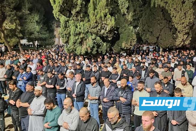 مصلون يؤدون صلاتي العشاء والتراويح في رحاب المسجد الأقصى، 15 مارس 2025 (الإنترنت)
