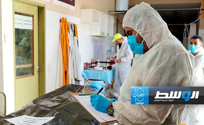 فرق هيئة البحث والتعرف على المفقودين خلال أخذ عينات الحمض النووي من جثتين بمستشفى غدامس العام. (صفحة الهيئة على فيسبوك)