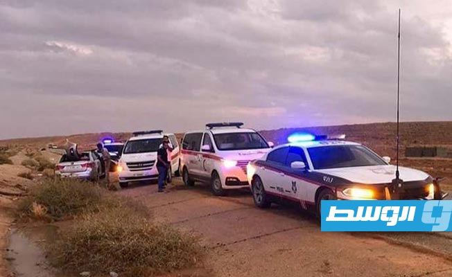 سيارات شرطة تابعة لمديرية أمن بني وليد على طريق ترهونة لمساعدة المارة بسبب جريان السيول بوادي شمال المدينة، الثلاثاء 11 أكتوبر 2023. (الإنترنت)