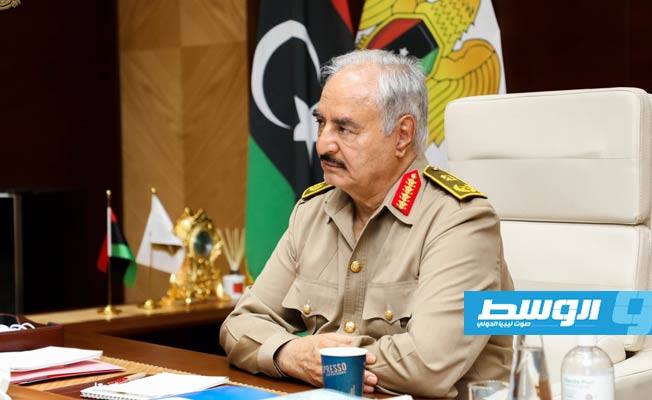 المشير خليفة حفتر خلال اجتماعه مع وفد قبيلة الطوارق. الاثنين 26 أكتوبر 2020. (القيادة العامة)