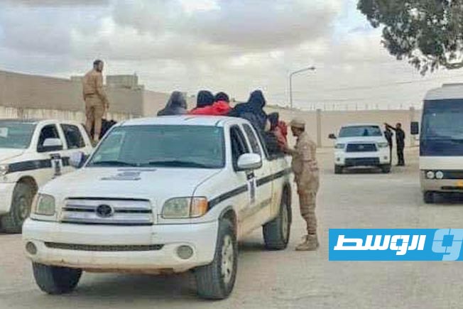 من عملية ترحيل مهاجرين مصريين عبر منفذ امساعد، السبت 26 أبريل 2025 (جهاز مكافحة الهجرة غير الشرعية)