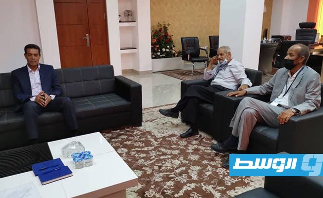 السائح يستعرض مع هيئة مشروع الدستور جاهزية مفوضية الانتخابات للاستفتاء، 8 سبتمبر 2020. (تصوير: رمضان كرنفودة)