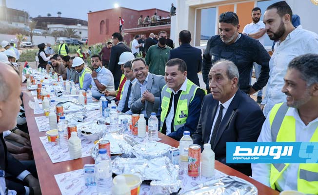 الدبيبة يزور مشروع محطة غرب طرابلس ويشارك عمالها وجبة الإفطار، 1 مايو 2021. (حكومة الوحدة الوطنية)