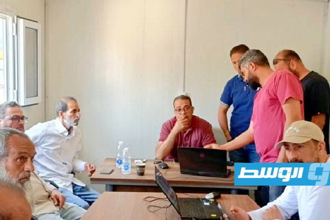 مسؤولون بجهاز تنفيذ مشروعات الإسكان خلال تفقد مواقع مشاريع طريق 20 رمضان في طرابلس (جهاز تنفيذ مشروعات الإسكان)