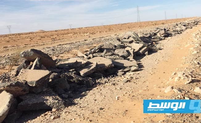 بقايا أعمال الإزالة والحفر في الطريق