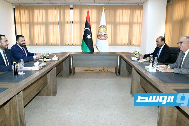 لقاء رئيس لجنة الصداقة البرلمانية الليبية - التركية بمجلس النواب الصالحين عبدالنبي والقنصل العام لتركيا في بنغازي سيركان كيرامانلى، الأربعاء 30 مايو 2025. (مجلس النواب)