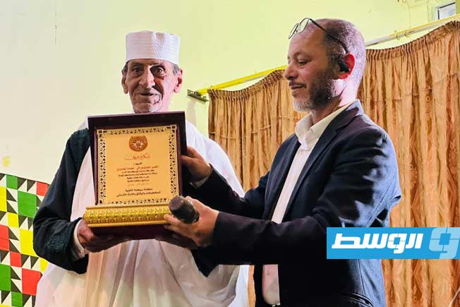 درع سوكنة فى حفل التكريم (فيسبوك)