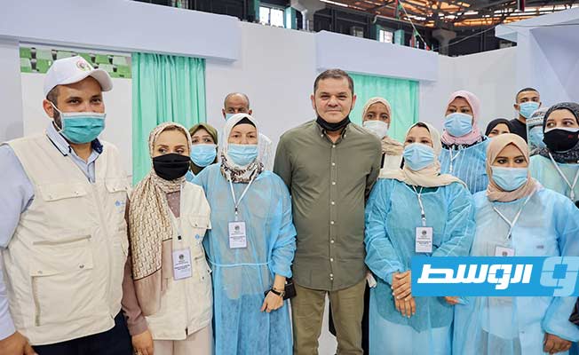 الدبيبة خلال جولة في مجمع محطات تطعيم طرابلس، 11 أغسطس 2021. (المكتب الإعلامي)
