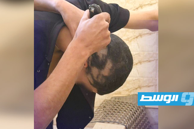 حلق شعر شاب متهم بمضايقة فتيات أمام المدارس في المرج (مديرية أمن المرج)