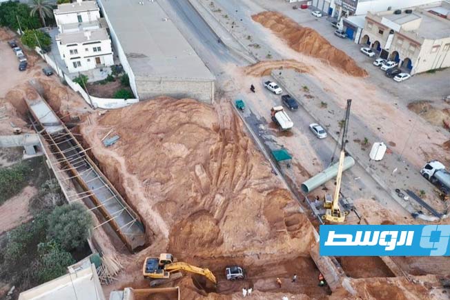 أعمال تركيب خط تصريف مياه الأمطار في تحويرة البيفي بطرابلس، 24 أكتوبر 2025 (جهاز تنفيذ مشروعات الإسكان)
