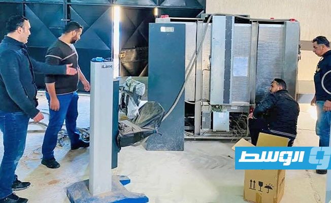 تركيب وصيانة أجهزة تفتيش أمني بمطار «الأبرق» الدولي، 26 ديسمبر 2020. (مصلحة المطارات)