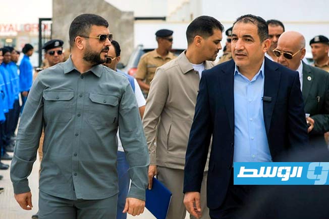 وزير الداخلية عصام أبوزريبة ووكيل الوزارة فرج اقعيم أثناء مغادرة أفراد من الدعم المركزي إلى بيلاروسيا للحصول على تدريب، الإثنين 13 أكتوبر 2025 (وزارة الداخلية بالحكومة المكلفة من مجلس النواب)
