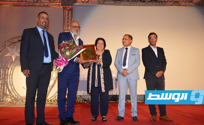 جمال سليمان يتسلم درع تكريمه في مهرجان «ربيع الفنون» بالقيروان (خاص لـ بوابة الوسط)