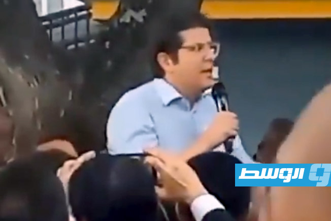 المرشح الرئاسي في كولومبيا ميغيل أوريبي أثناء إلقائه خطابًا في تجمع انتخابي قبل إطلاق النار عليه، 7 يونيو 2025 (لقطة مثبتة من مقطع مصور: الإنترنت)