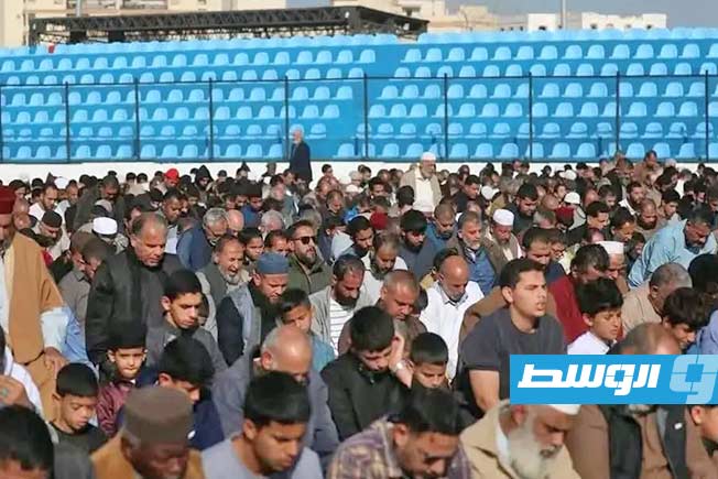 المئات يؤدون صلاة الاستسقاء في بنغازي (صور وفيديو)