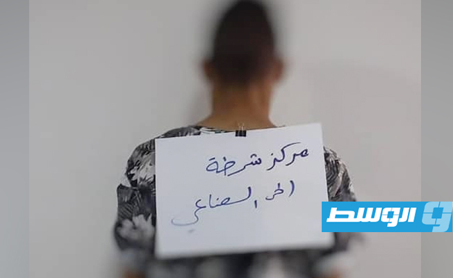 أحد المطلوبين بعد ضبطه في مركز شرطة حي الصناعي، 16 مايو 2021. (مديرية أمن طرابلس)