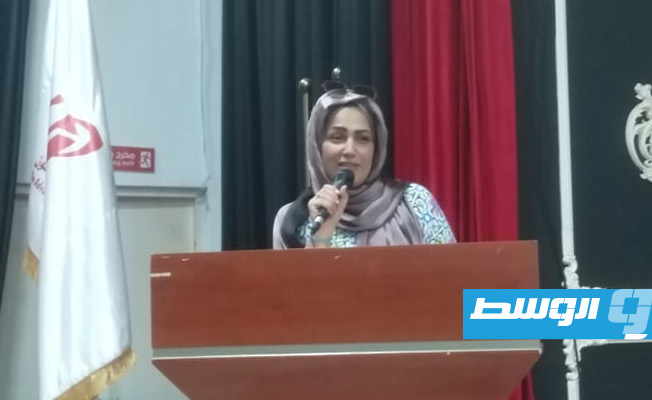 الإعلامية أمال بن ساسي أثناء إدارة الامسية (بوابة الوسط)