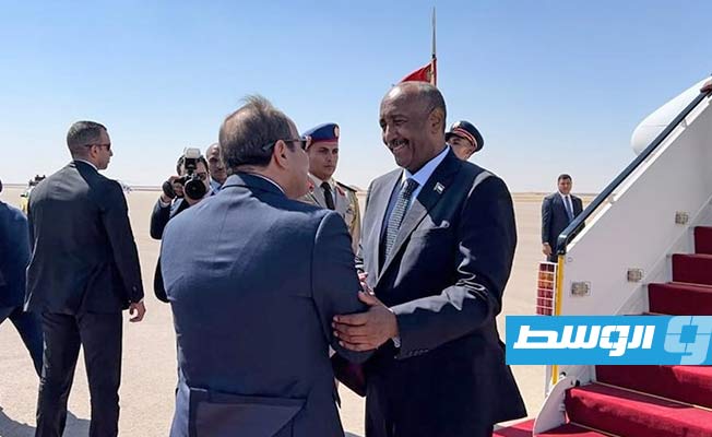 الرئيس المصري عبدالفتاح السيسي يستقبل قائد الجيش السوداني عبدالفتاح البرهان في مدينة العلمين، 29 أغسطس 2023 (مجلس السيادة الانتقالي السوداني)