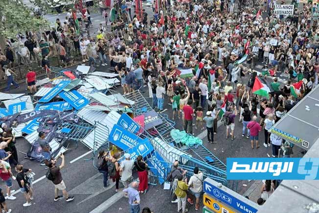 جانب من الاحتجاجات الشعبية خلال طواف إسبانيا للدراجات الأحد 14 سبتمبر 2025 (إكس)