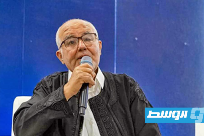 الباحث مختار دريرة خلال الجلسة الحوارية عن تاريخ المكتبات بطرابلس في حوش محمود بي بالمدينة القديمة في 24 مارس 2025. (بوابة الوسط)
