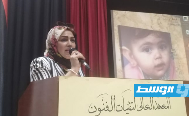 الاعلامية أمل بن ساسي أثناء إدارتها المحاضرة (بوابة الوسط)