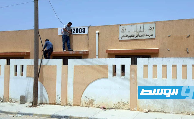 تركيب لوحات أرقام مراكز الانتخاب على واجهات المدارس التي جرى تخصيصها لإجراء عملية الاقتراع. (مفوضية الانتخابات)