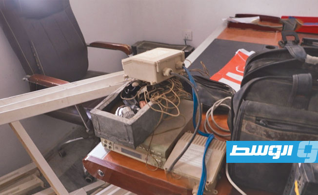 مضبوطات مع المتهمين بسرقة المنازل في بنغازي. (مديرية الأمن)