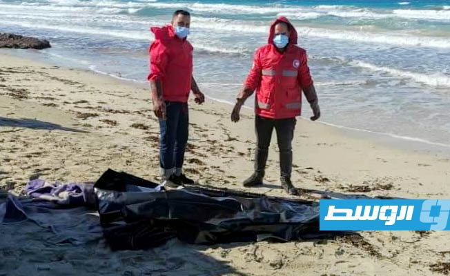 متطوعو جمعية الهلال الأحمر فرع أجدابيا ينتشلون الجثة من شاطئ الزويتينة. (الهلال الأحمر)