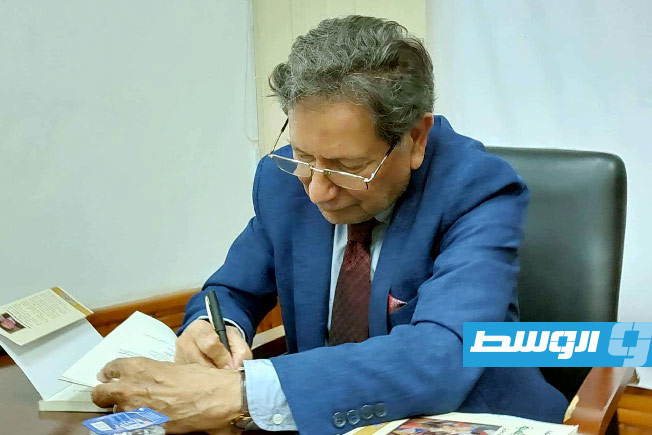 جانب من حفل توقيع المجموعة الشعرية «أشواق طرابلسية». (بوابة الوسط)