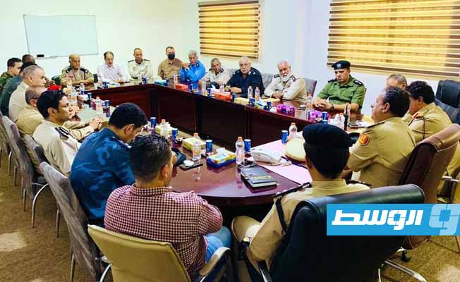 اجتماع آمر منطقة الخليج العسكرية التابع للقيادة العامة مع قادة الأجهزة الأمنية والعسكرية بالمنطقة. (مديرية أمن اجدابيا)