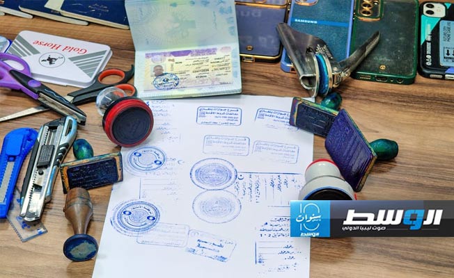 مضبوطات بحوزة المتهمين بتزوير الإقامات للعمالة الوافدة، السبت 7 سبتمبر 2024 (جهاز البحث الجنائي)