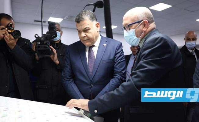 وزير الداخلية بحكومة الوحدة الوطنية خالد مازن خلال زيارة شركة «اتش بي تكنولوجي» الجزائرية، 28 نوفمبر 2021. (فيسبوك)