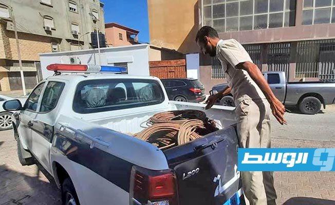 الكابلات الكهربائية المسروقة بعد ضبطها في بنغازي. (وزارة الداخلية)