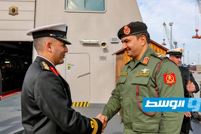نائب قائد «القيادة العامة» الفريق صدام حفتر يزور الفرقاطة المصرية «بورسعيد» بقاعدة بنغازي البحرية، السبت 20 ديسمبر 2025 (للمكتب الإعلامي للقيادة العامة)