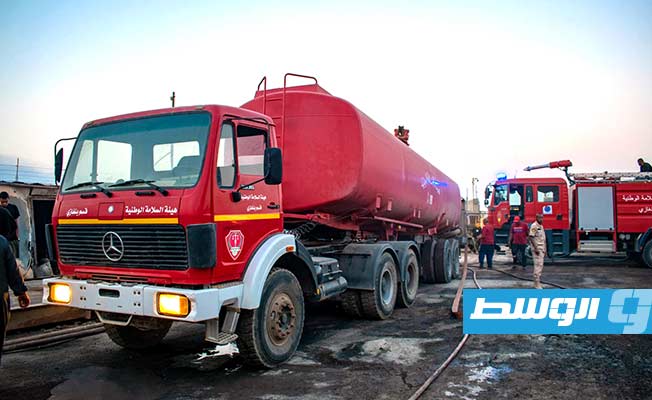 جانب من عمليات السيطرة على حريق القوارشة، الثلاثاء 22 أغسطس 2023 (بلدية بنغازي)