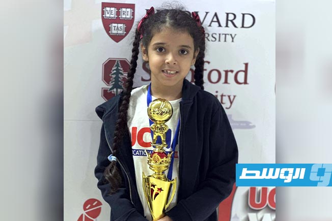 البطلة الليبية يقين محمد صالح قريرة ترفع كأس الترتيب الثاني.(الوسط)