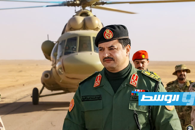 جولة خالد حفتر بالمواقع المحيطة بمنفذ التوم الحدودي، الأربعاء 4 فبراير 2026. (شعبة الإعلام الحربي)