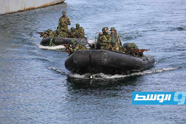 جانب من محاكاة لعملية تفتيش بحرية خلال حفل تخريج دفعتين بالقوات الخاصة البحرية في قاعدة طرابلس، الخميس 13 فبراير 2025 (رئاسة الأركان العامة)