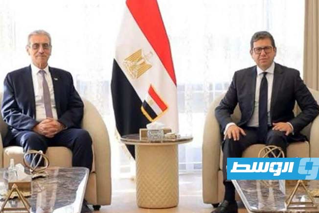 رئيس المخابرات العامة المصرية اللواء حسن رشاد، مع رئيس اللجنة الفلسطينية لإدارة قطاع غزة علي شعث.