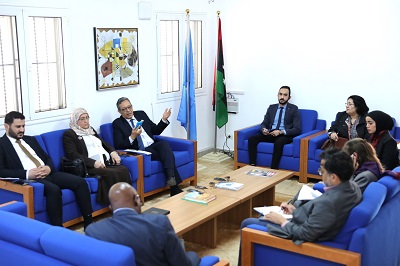 جانب من لقاء رايزدون زينينغا مع ممثلين عن تجمع عدد من الأحزاب السياسية الليبية، الإثنين 17 أبريل 2023 (البعثة الأممية)