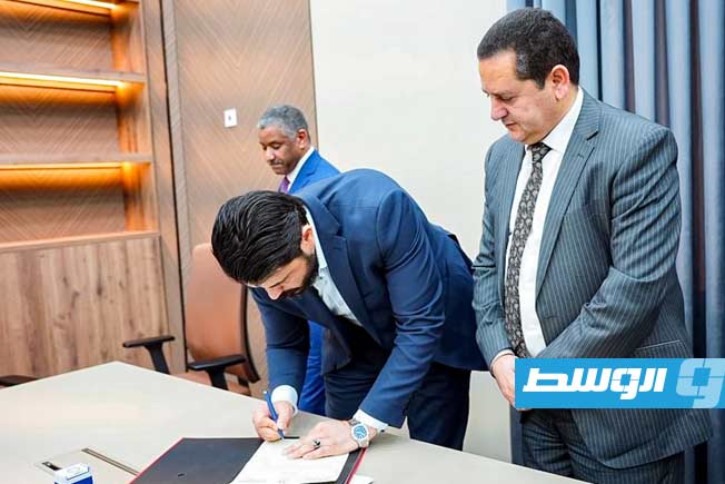 عبالهادي الحويج والقنصل السوداني يوقعان على تسليم واستلام جوازات عدد من أفراد الجالية السودانية في بنغازي، الجمعة 12 ديسمبر 2025. (وزارة الخارجية والتعاون الدولي بالحكومة المكلفة من مجلس النواب)