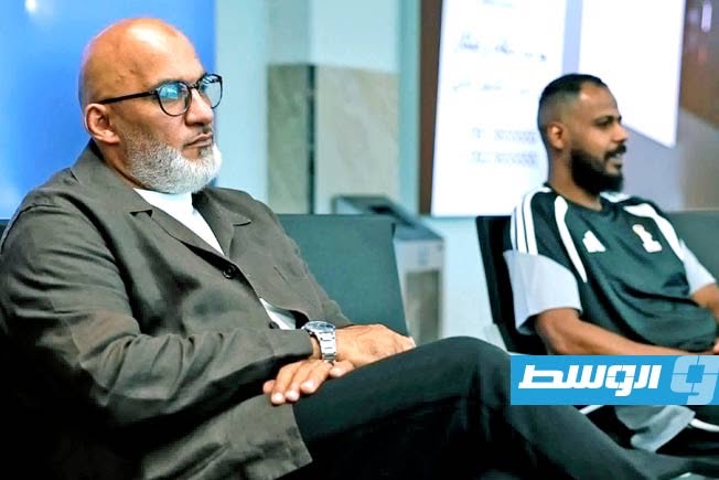 رئيس بعثة المنتخب الليبي لكرة السلة ربيع قبور لدى توجه البعثة إلى القاهرة, الخميس 18 يونيو 2026 (صفحة الاتحاد الليبي لكرة السلة على فيسبوك)