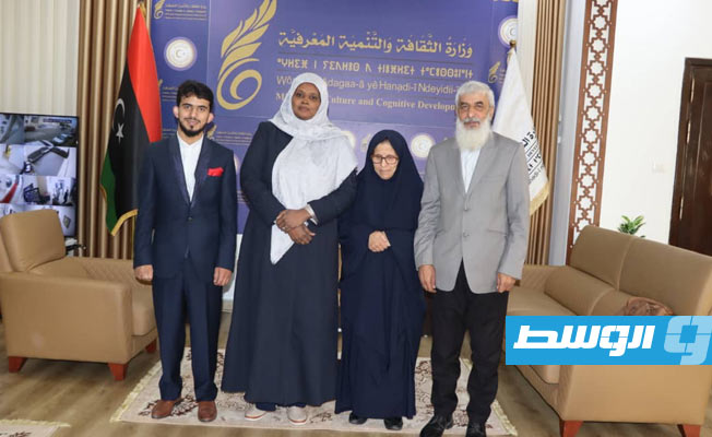 وزيرة الثقافة مبروكة توغي تستقبل الشاعر عبدالسلام أبوحجر (فيسبوك)