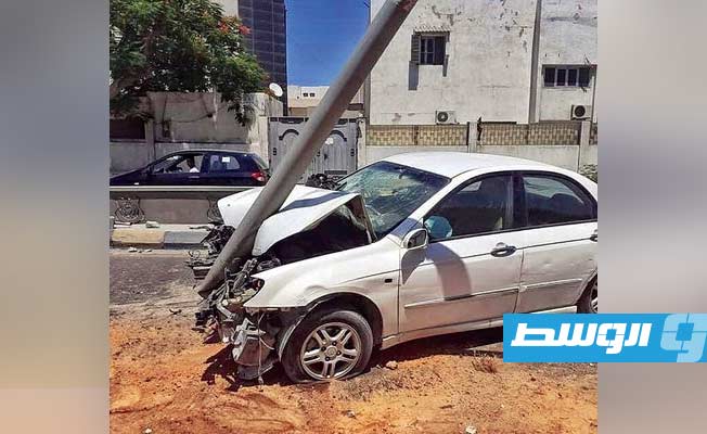 سيارة تصطدم بعمود إنارة بطريق السكة، 22 يوليو 2021. (مديرية أمن طرابلس)
