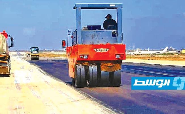 جانب من أعمال صيانة مهبط مطار معيتيقة الدولي، 29 أغسطس 2020. (مصلحة المطارات)