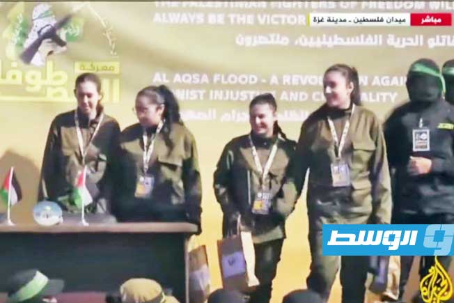 من تسليم المقاومة الفلسطينية 4 مجندات إسرائيليات في ميدان فلسطين في غزة. 25 يناير 2025. (صورة مثبتة من فيديو)