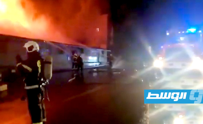 رجال أطفاء يحاولون إطفاء ألسنة لهب تتصاعد من حريق اندلع في مقهى بمدينة كوستروما الروسية، 5 نوفمبر 2022. (صورة مثبتة من تسجيل مصور)