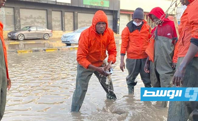 تنظيف فتحات تصريف مياه الأمطار في أبونواس بطرابلس، 27 ديسمبر 2024. (شركة الخدمات العامة طرابلس)