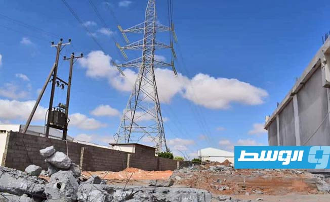 إزالة التعديات على خطوط الكهرباء.